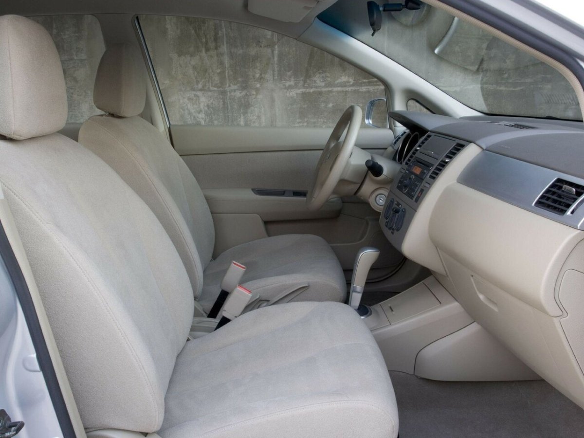 Nissan Tiida Latio 2008 салон