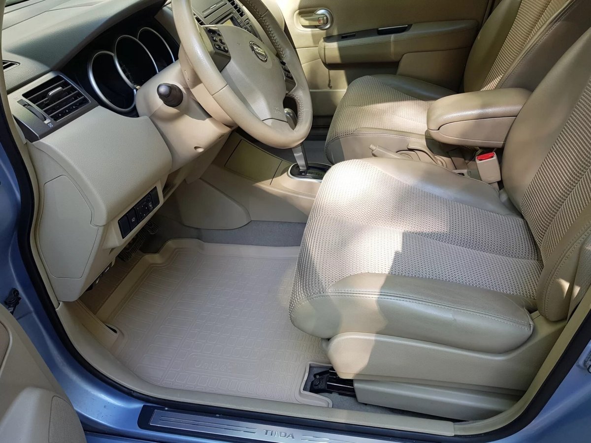 Ниссан Тиида с бежевым салоном