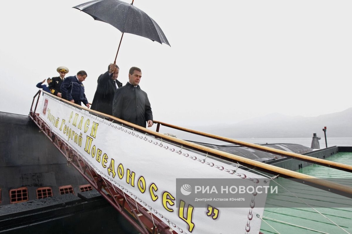 Медведев на лодке фото