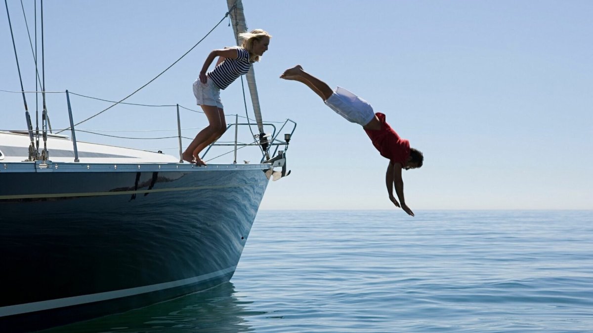 Прыжок в море с лодки