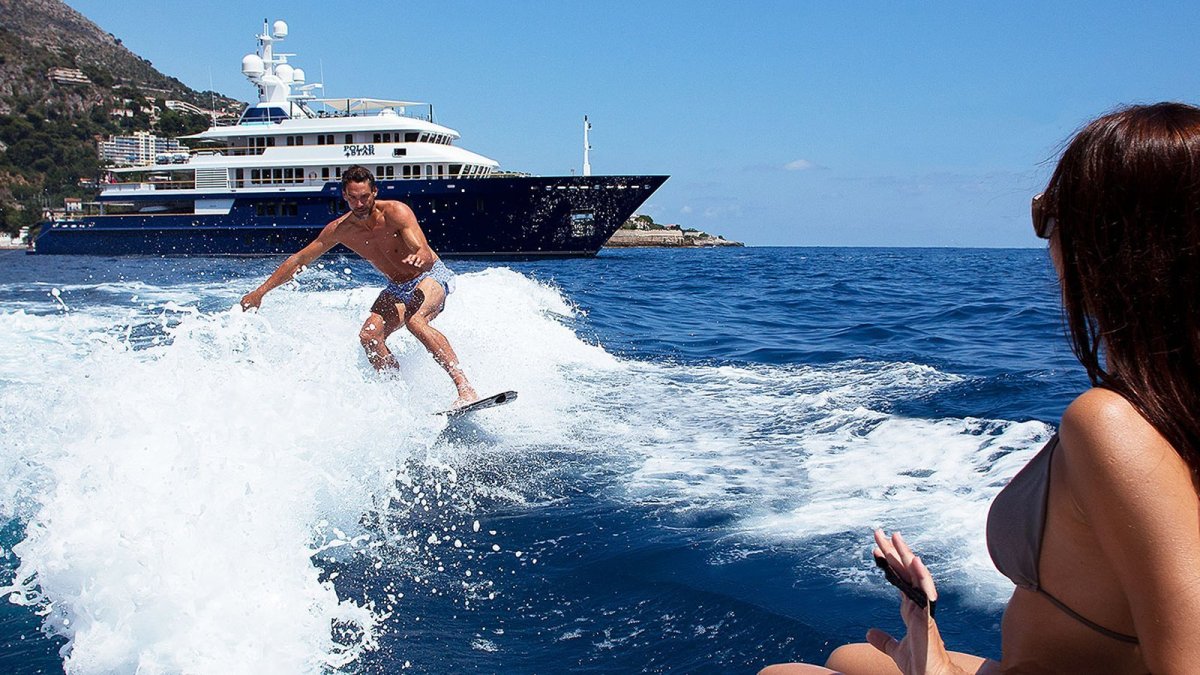 Девушка на яхте