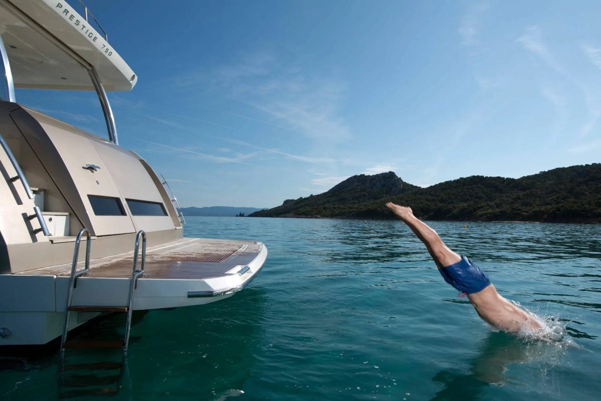 Прыжок в воду с яхты