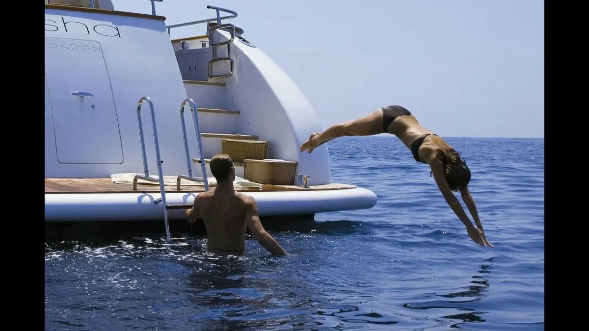 Прыгают с яхты