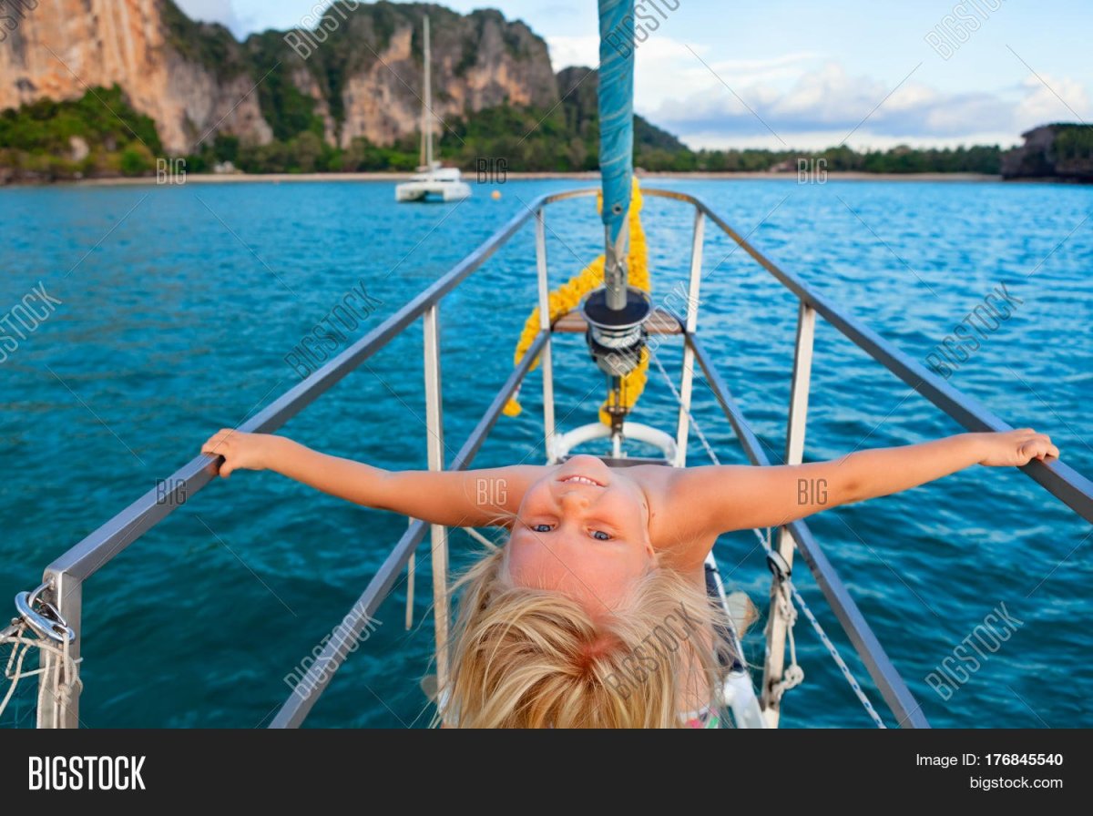 Девушка на яхте в тропиках