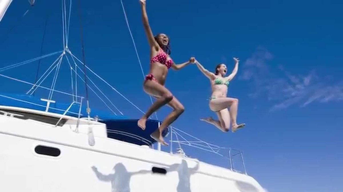 Прыгают с яхты в море