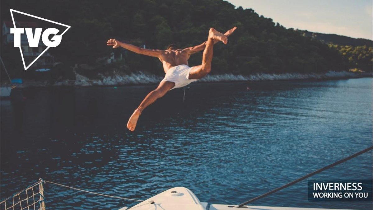 Девушка прыгает в воду