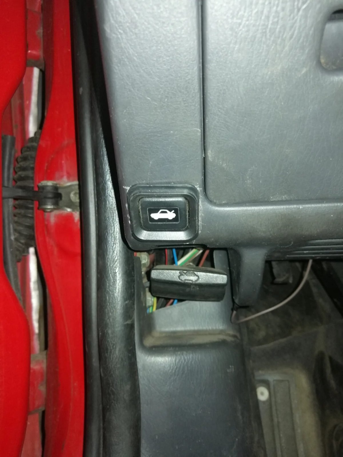 Кнопка открытия багажника из салона Микра к12