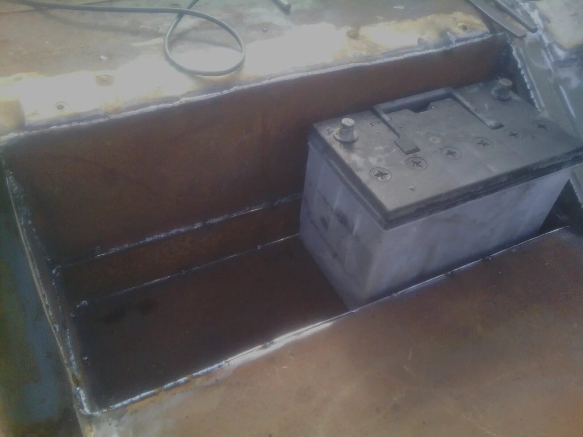 Ниша аккумулятора Нива