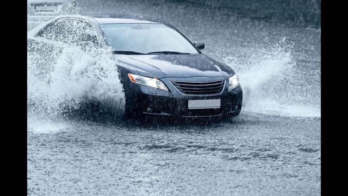 Машина под дождем