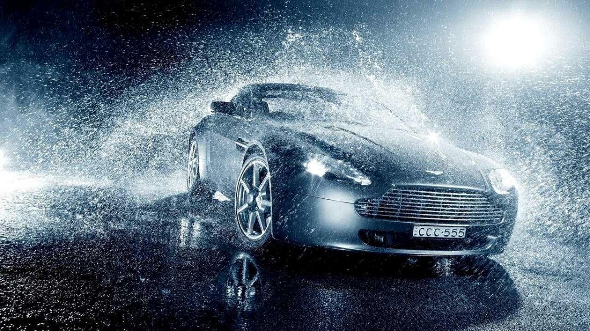 Машина в брызгах