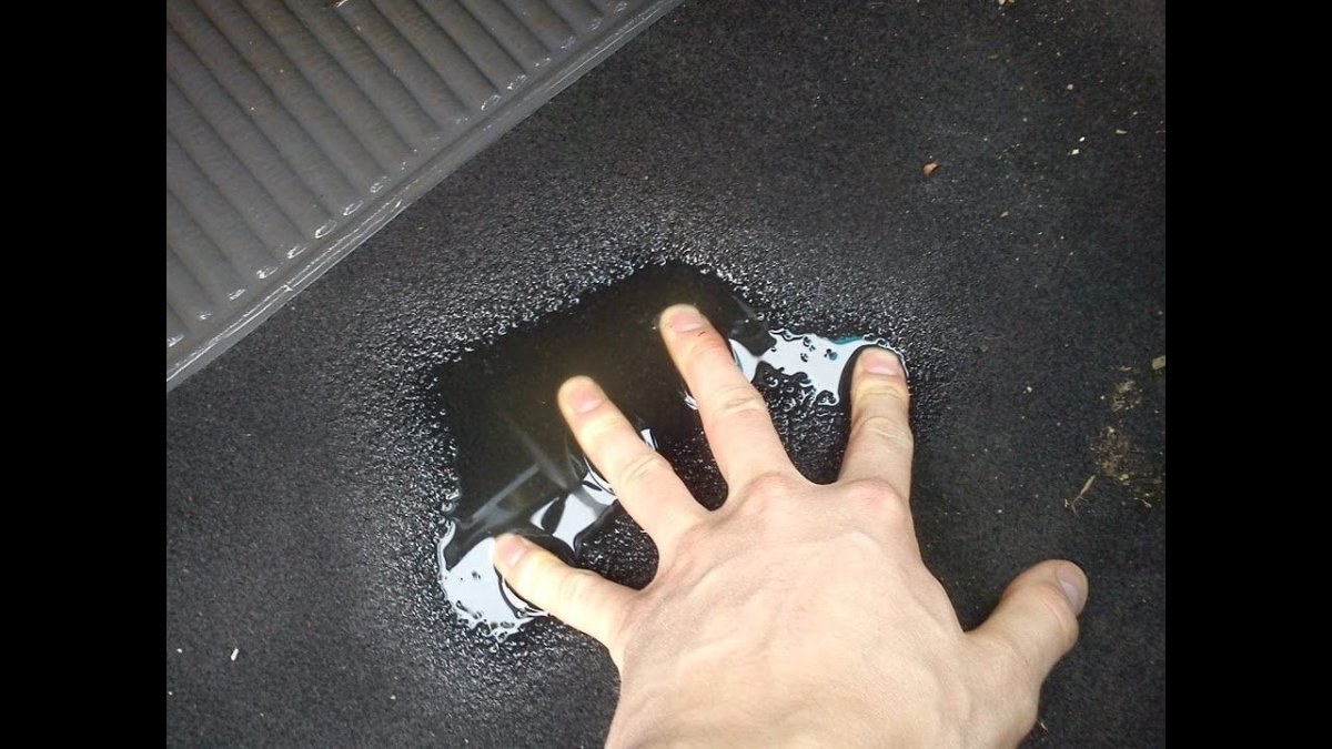 Вода в салоне автомобиля под ковриком