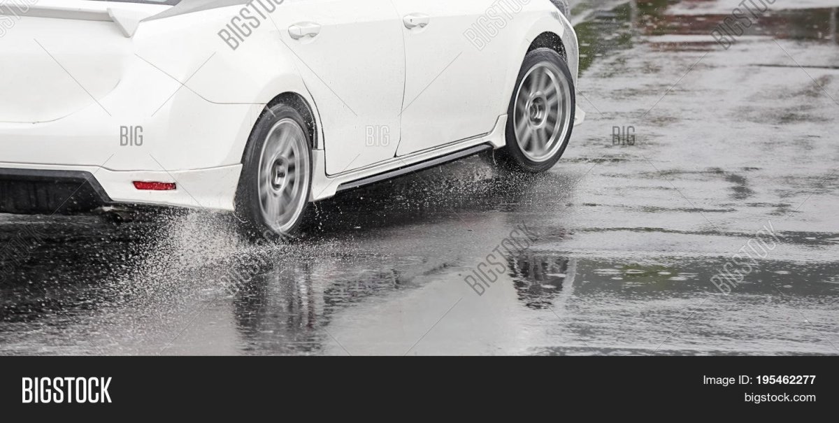 Занос на мокрой дороге