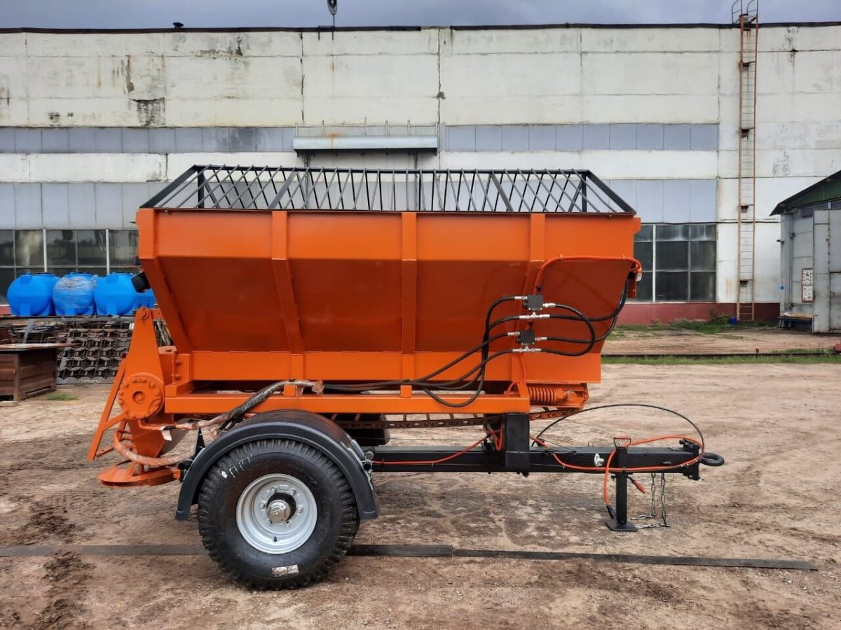 Полуприцеп пескоразбрасыватель тракторный ПРР-3,0
