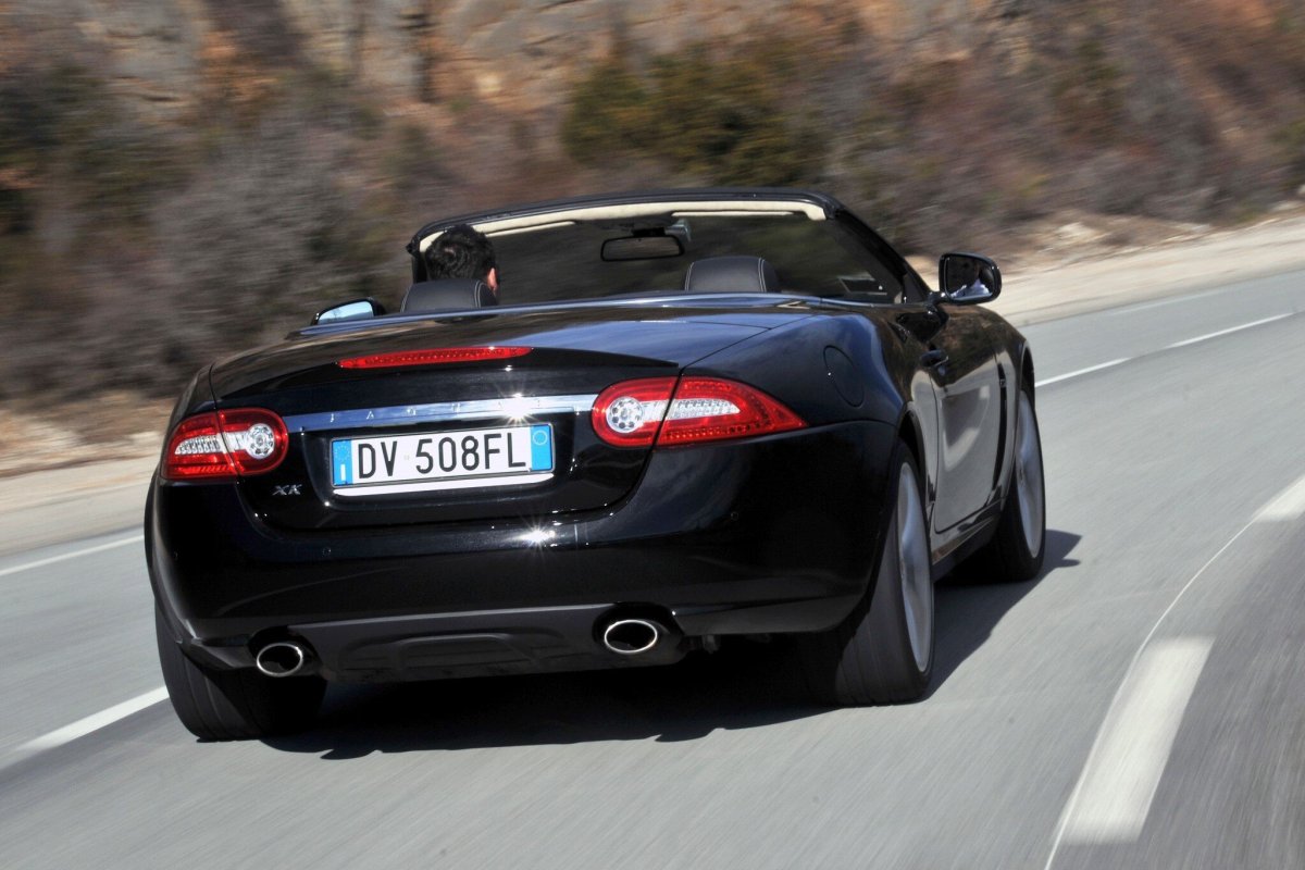 Кабриолет Ягуар вид сзади