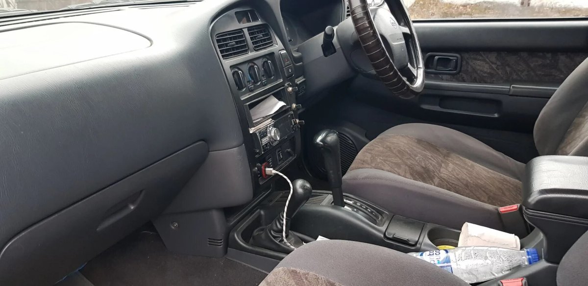 Nissan Terrano 2.4 МТ, 1996, салон