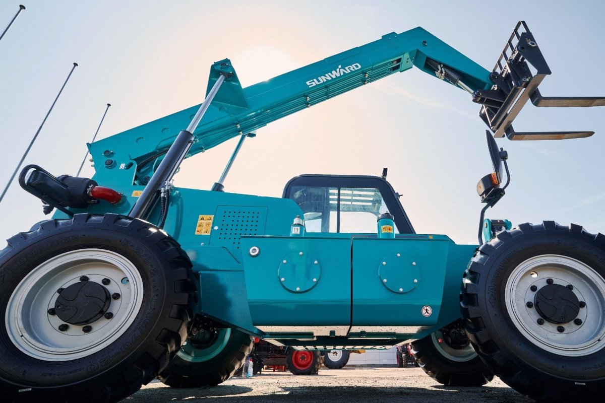 Телескопический погрузчик Sunward swth3007.