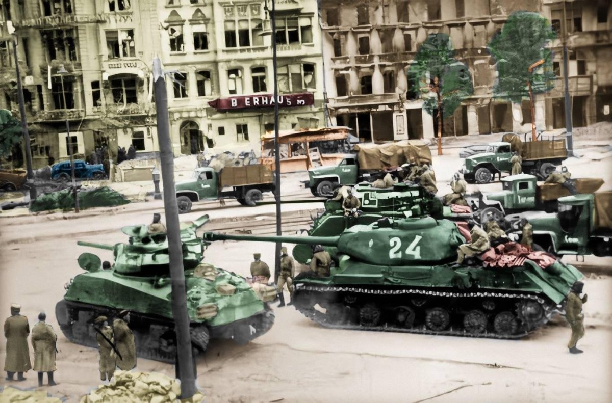 Танки ИС 2 В Берлине