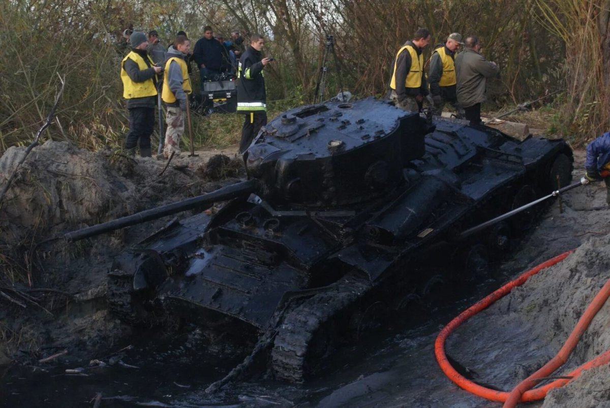 Немецкий танк из болота