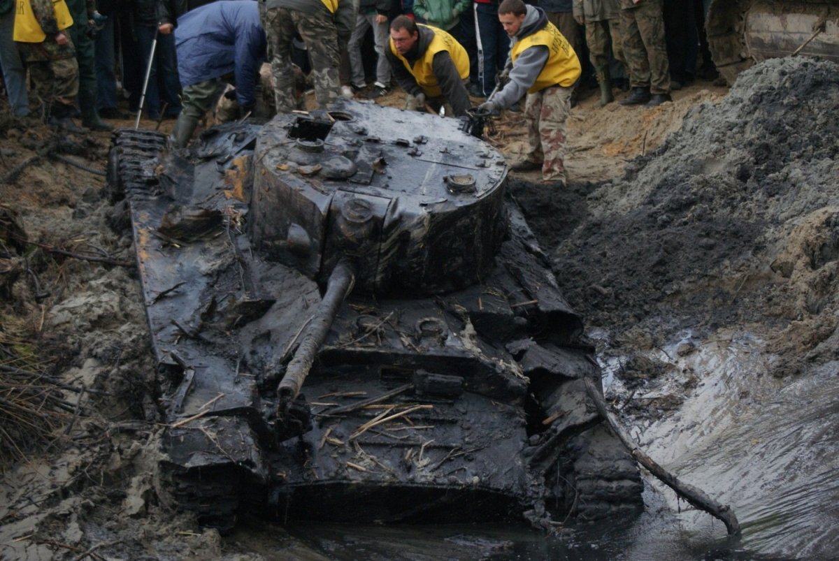 Подняли танк из болота