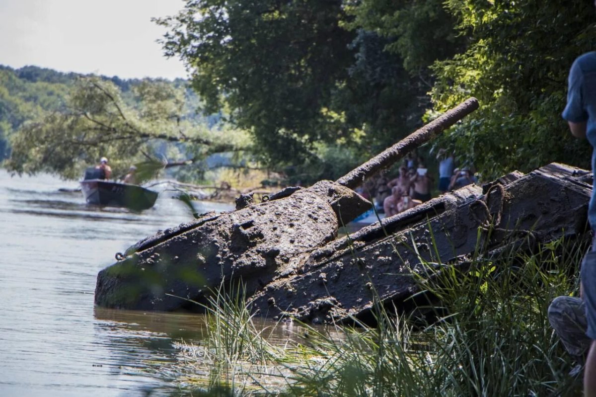 Танк в реке
