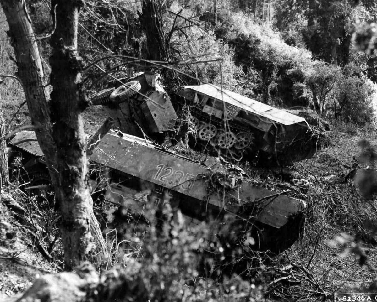 Брошенная немецкая техника в лесах