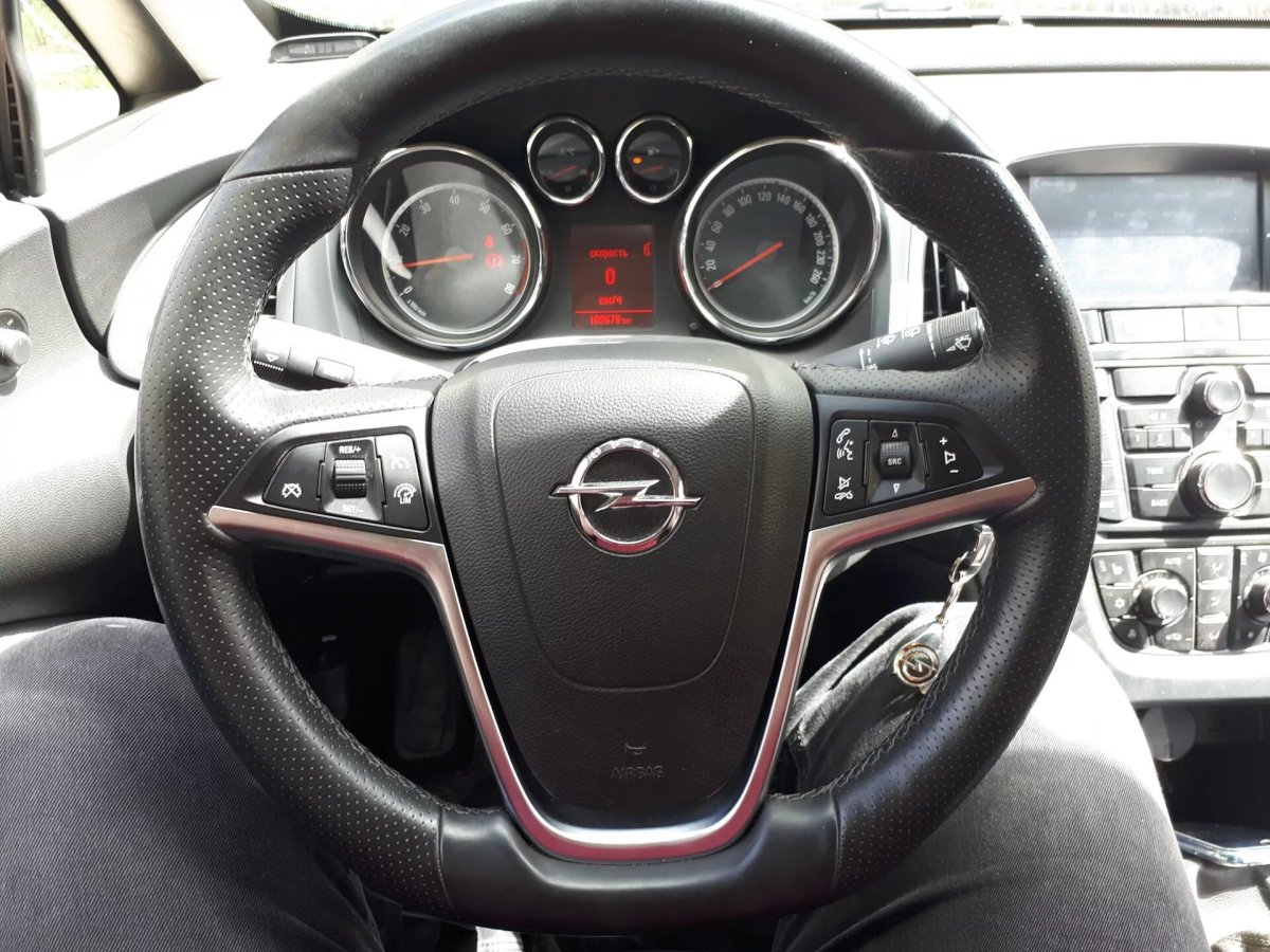 Опель Астра GTC руль