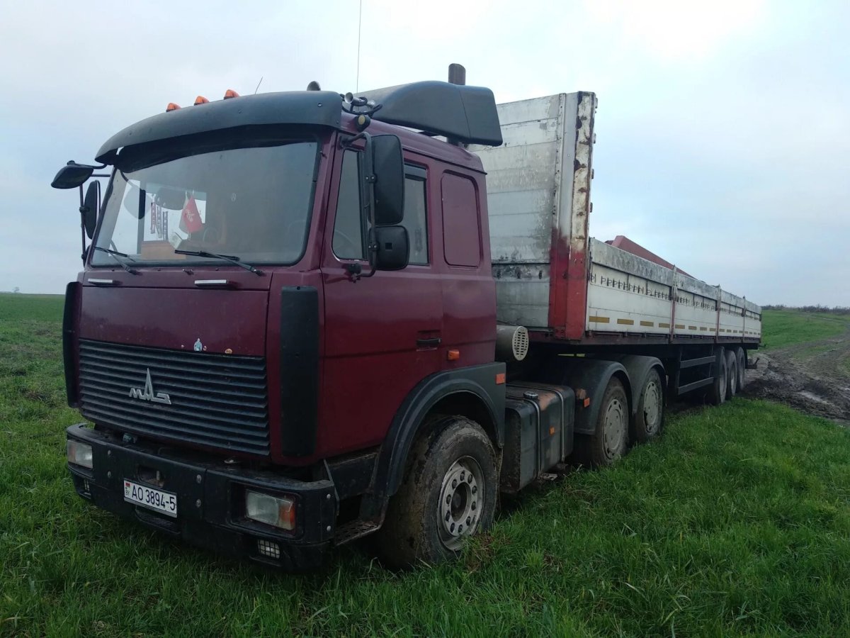 МАЗ 64229 С бортовым полуприцепом