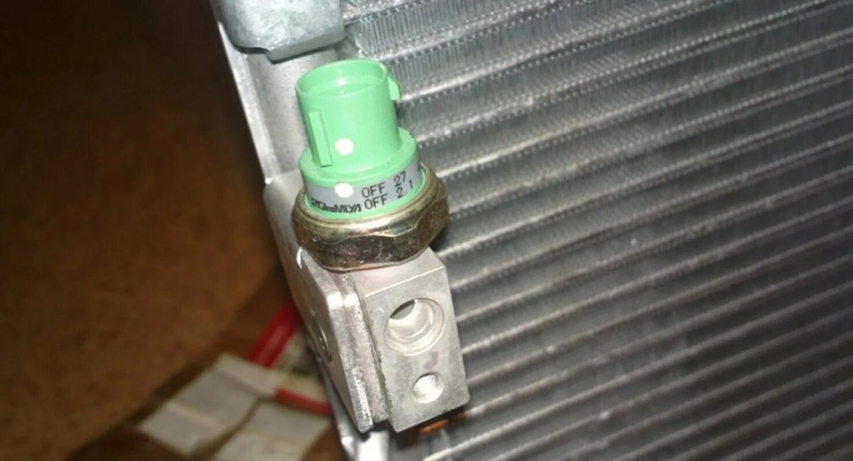 Датчик давления кондиционера Toyota rav4