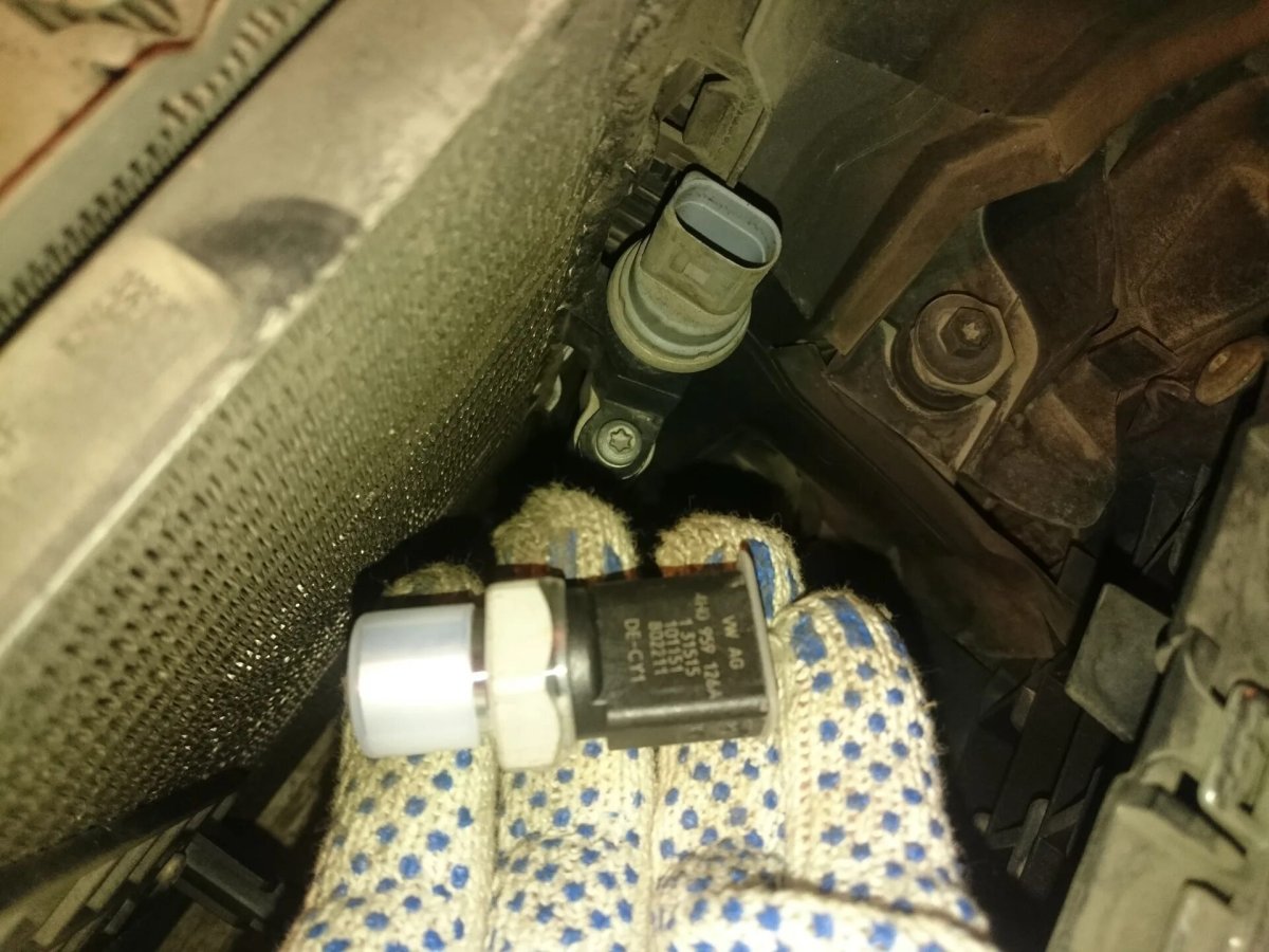 Датчик давления хладагента Touareg 4.2TDI