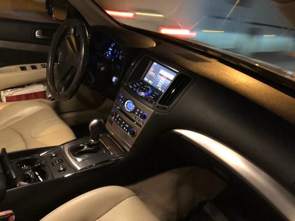 Салон Инфинити g35 ночью