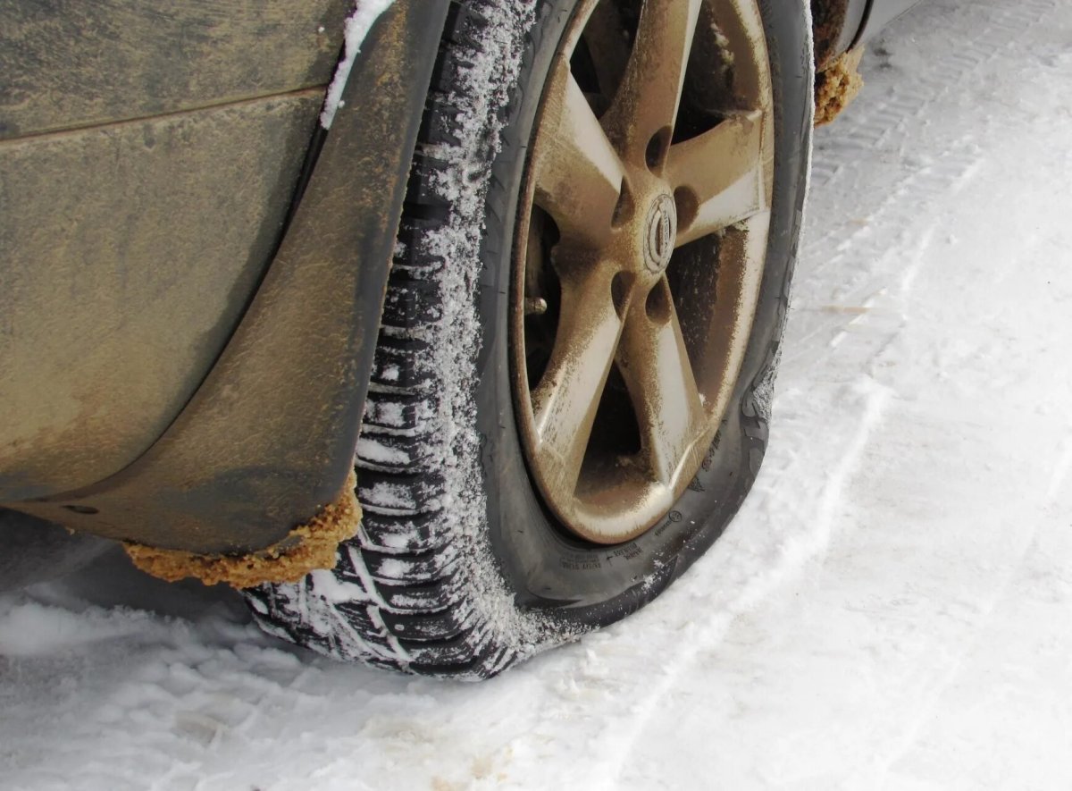 Nissan Qashqai спустило колесо