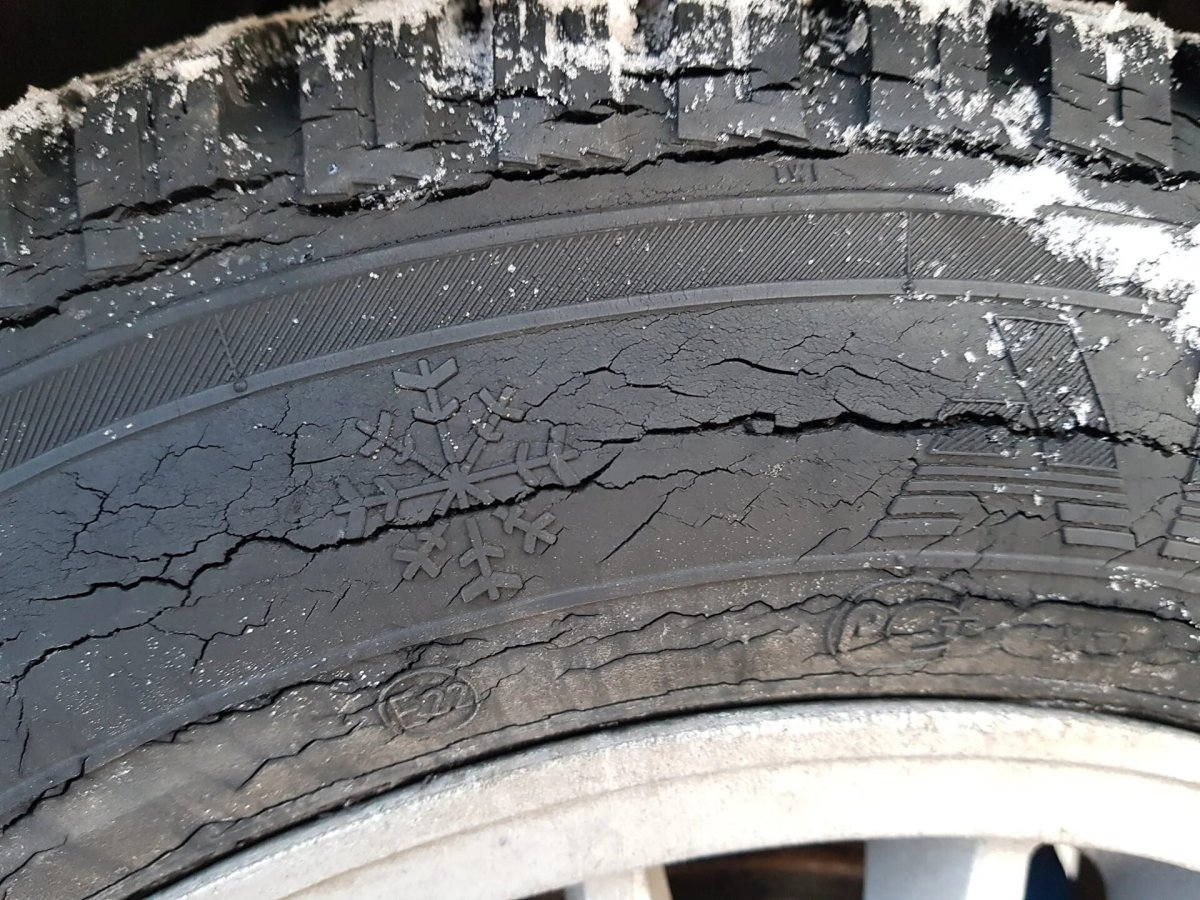 Индикатор растрескивания сбоку на шине