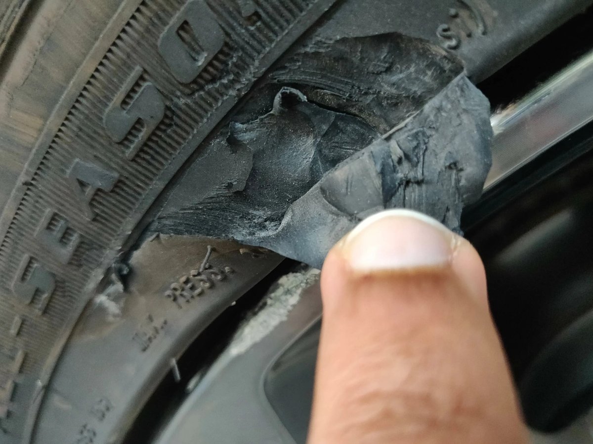 Разрыв боковины шины