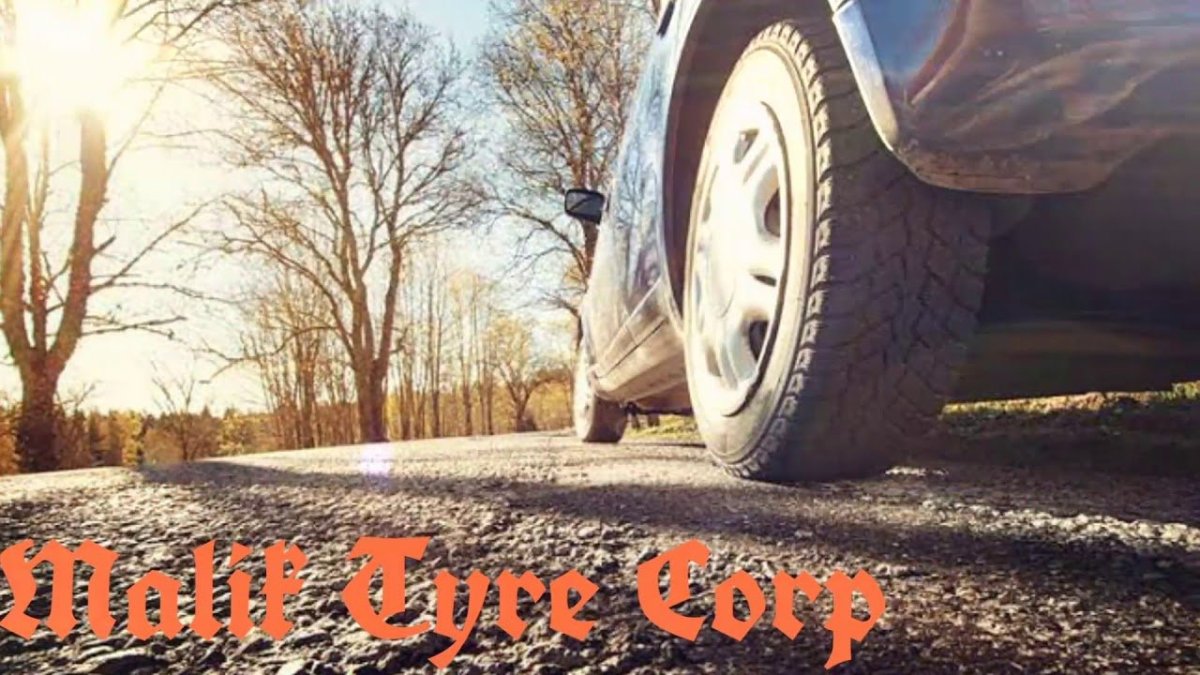 Колесо автомобиля на дороге