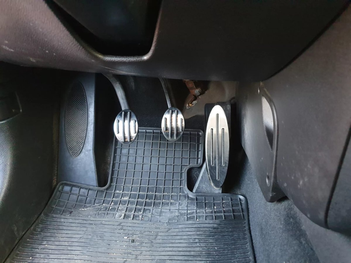 Педали праворульного автомобиля