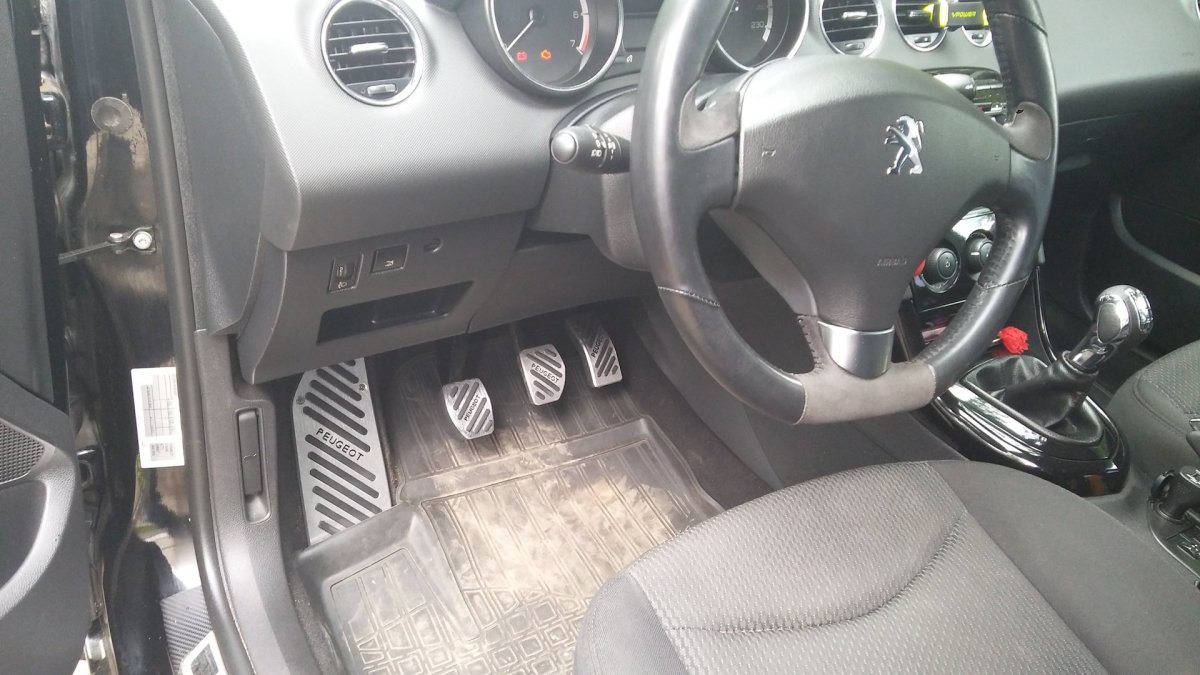 Педали на праворульных машинах