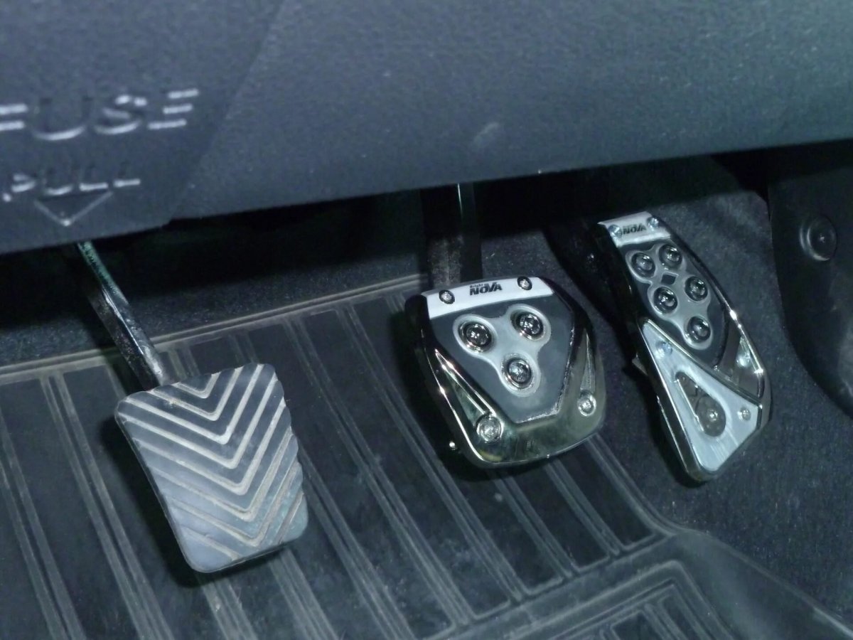 Рено Логан педали расположение