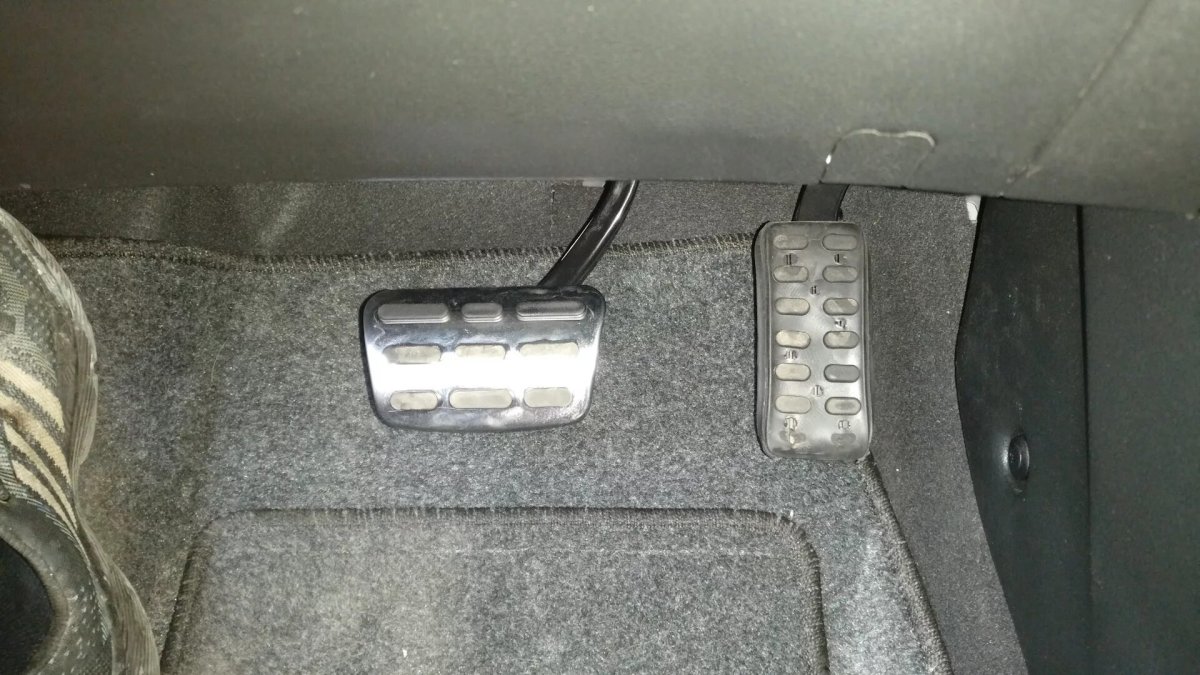 Где педаль газа и тормоза на Хендай Солярис