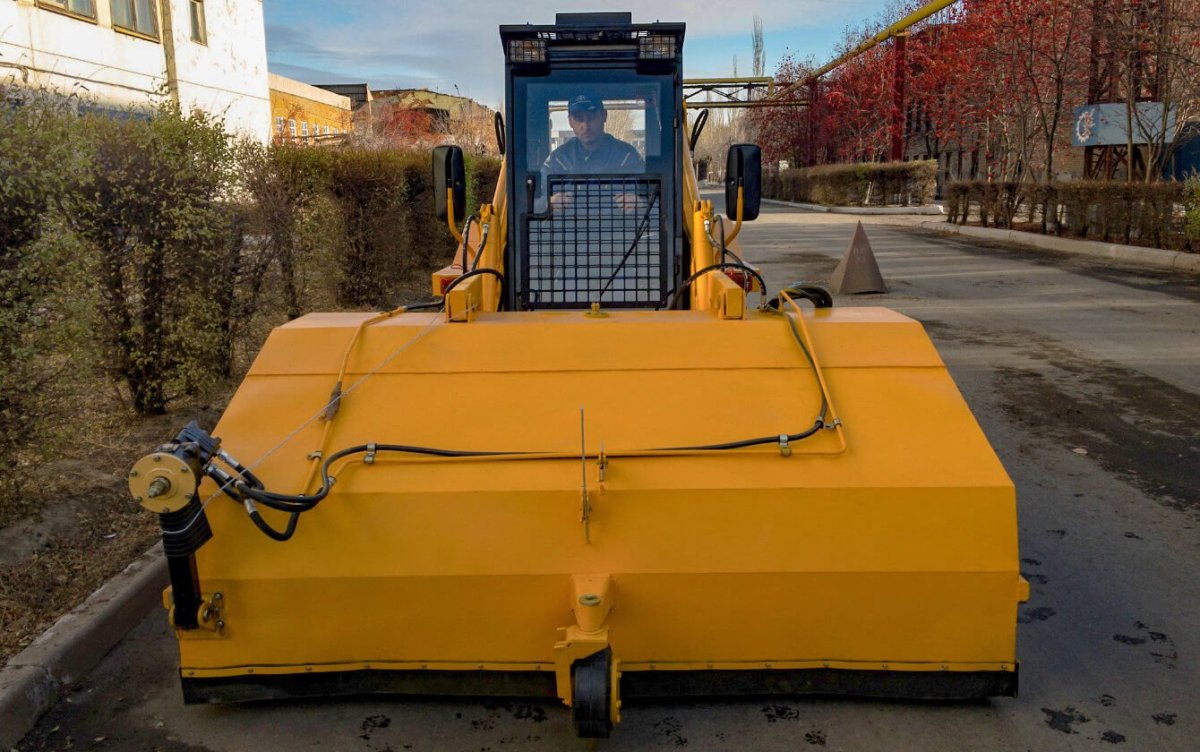 Уборочная машина с щетками