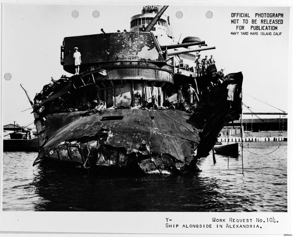 Корабль после попадания торпеды