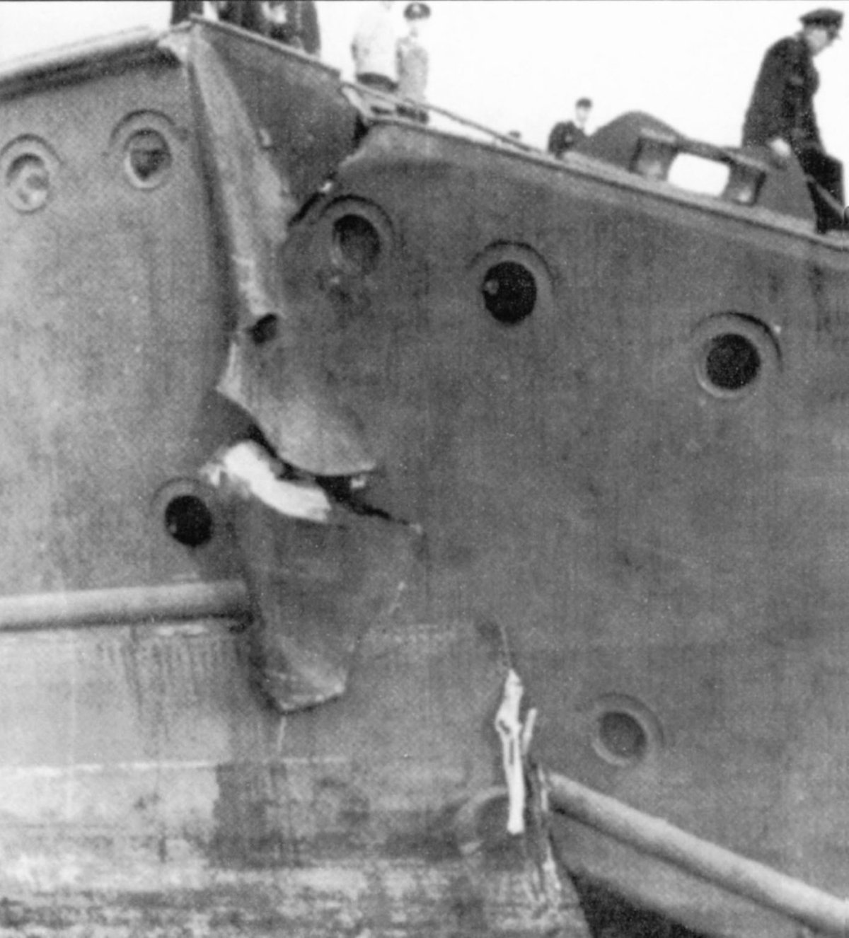 Попадание торпеды в подводную лодку