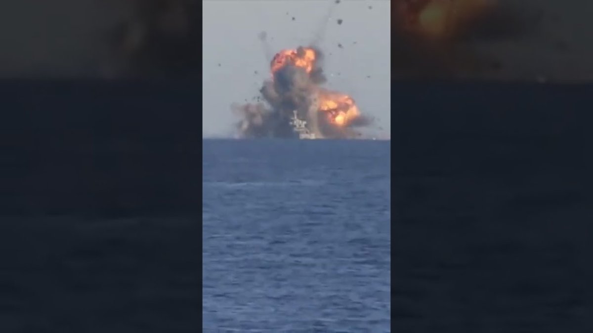 Попадание ракеты в крейсер Москва