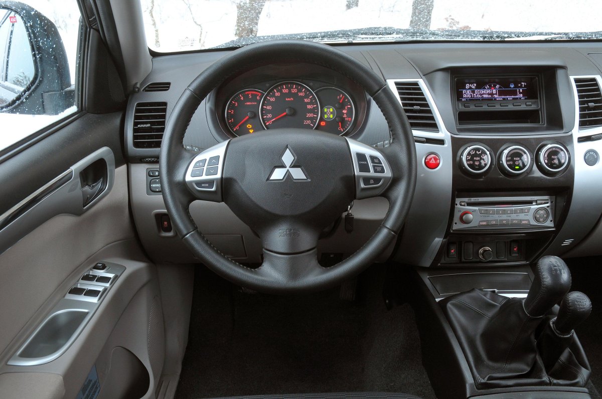 Mitsubishi Pajero Sport 2010 салон
