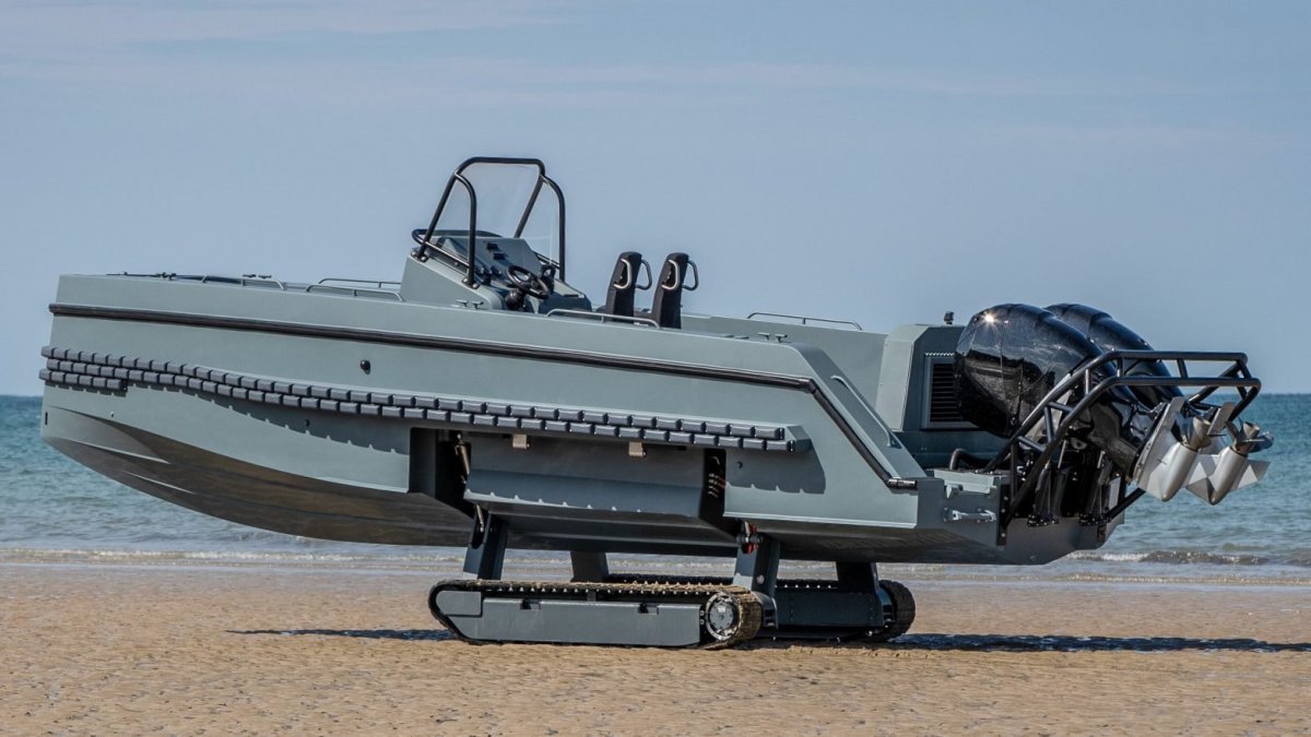 Военный катер амфибия Ирбис