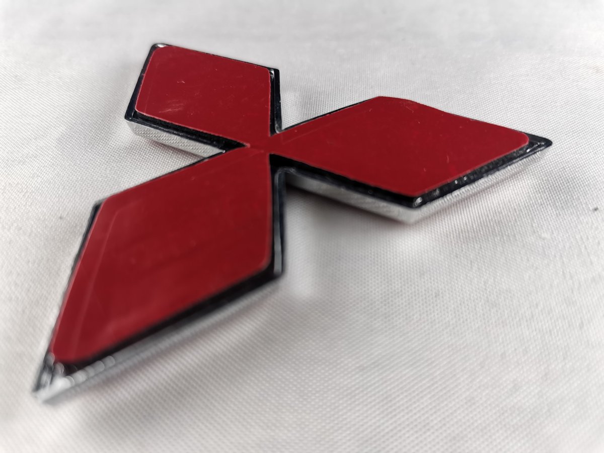 Митсубиси красная