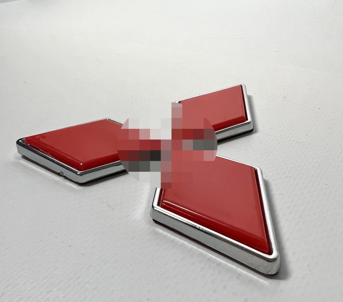 Значок Митсубиси на капот