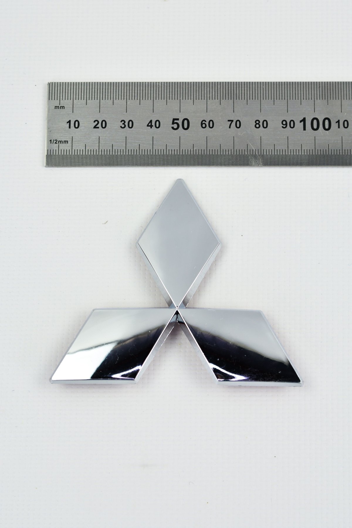 Марка машины Мицубиси значок