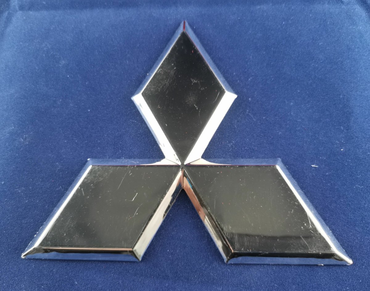 Значок Mitsubishi на капот