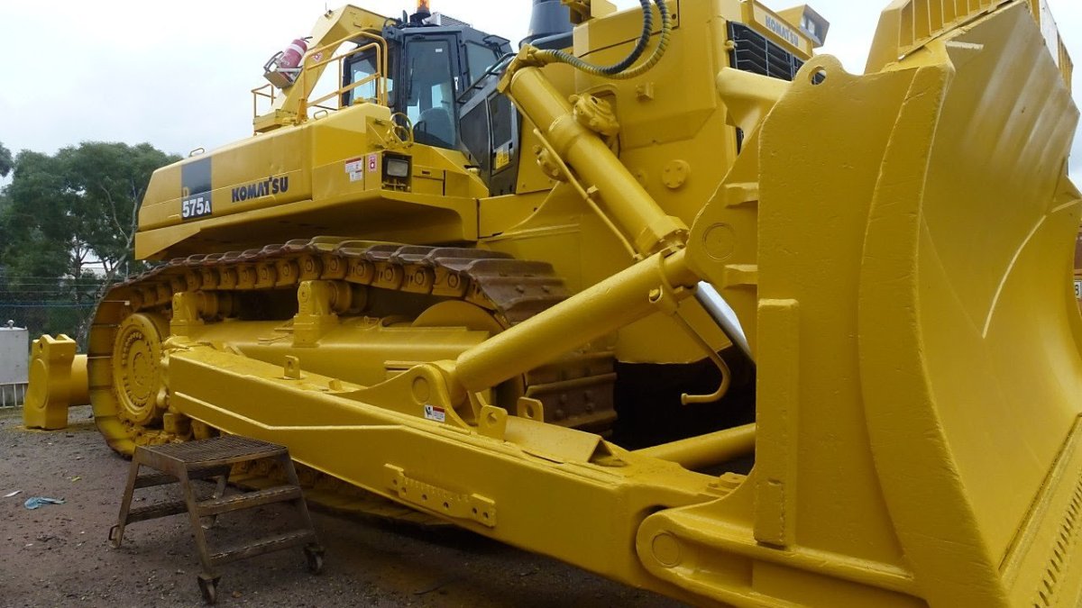 Бульдозер Komatsu 575
