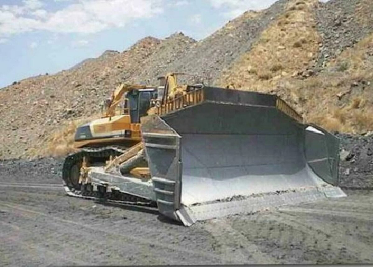 Самый большой бульдозер Комацу в мире